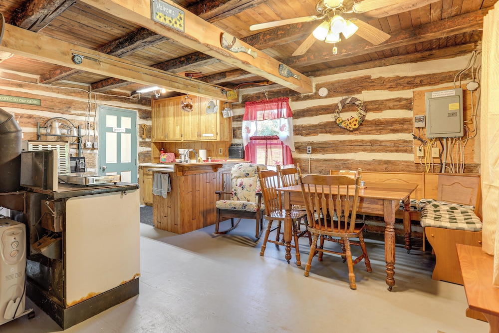 5 Mi to State Parks: Penfield Cabin w/ Fire Pit!
