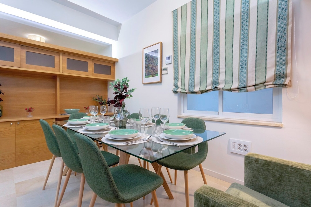 Exclusive Apartment 5BD in Seville. Carlos V