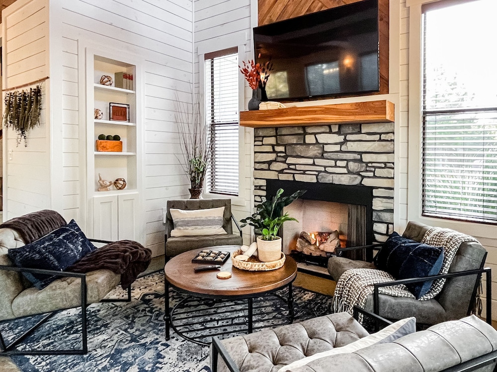 Sugarberry Farm Farmhouse! Firepit, Porch Swing