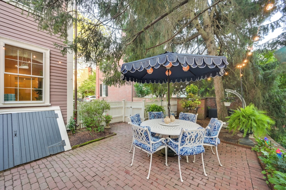 < 1 Mi to Dtwn Salem: Apt w/ Shared Patio & Yard!