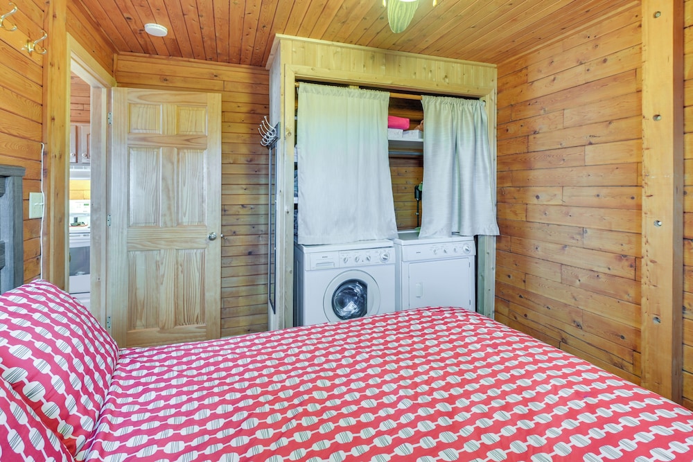 All-season Long Lake Base Camp! Family Cabin
