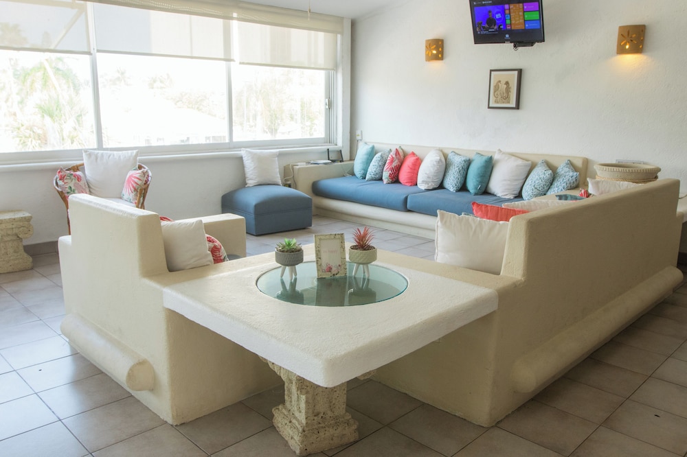 Apt. with Jacuzzi Ixt. Zihuatanejo 3 BR