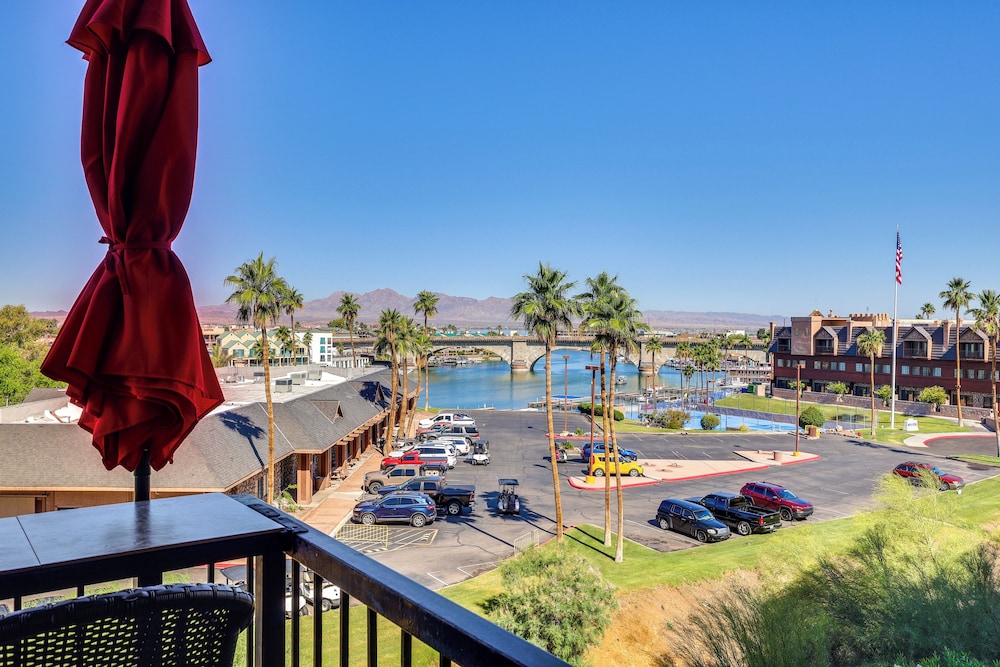 London Bridge Views: Havasu Condo on Golf Course