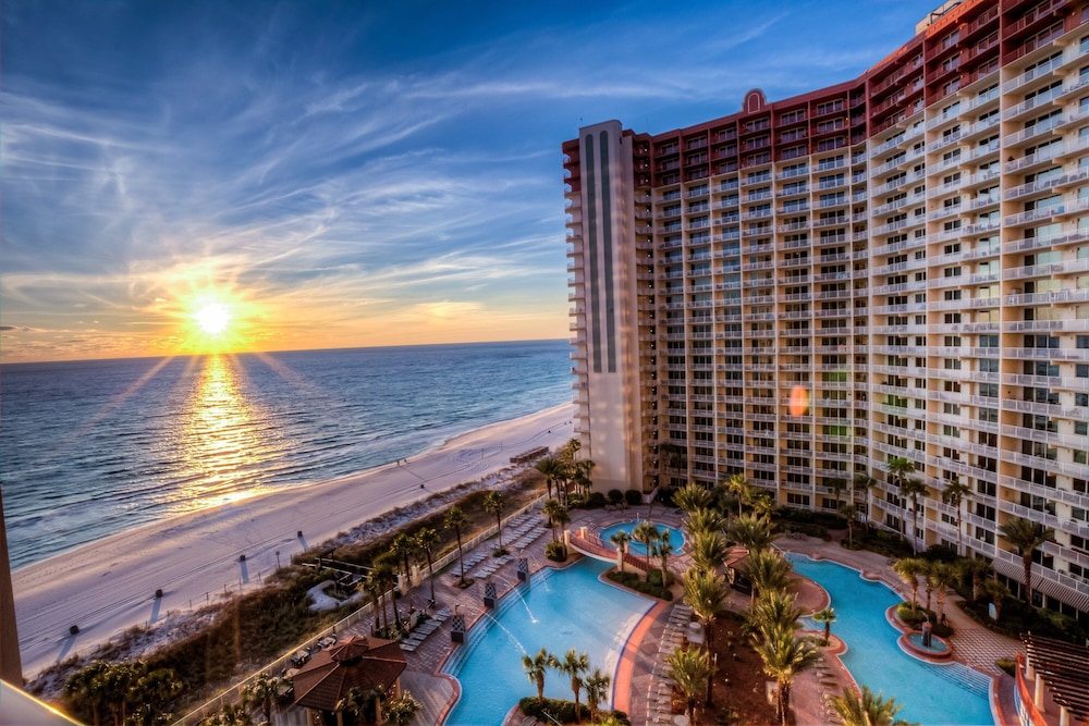 Beachfront Corner Unit w/ Wrap-around Balcony, Close to Attractions!