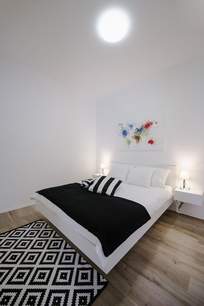Apartment British Square view 5