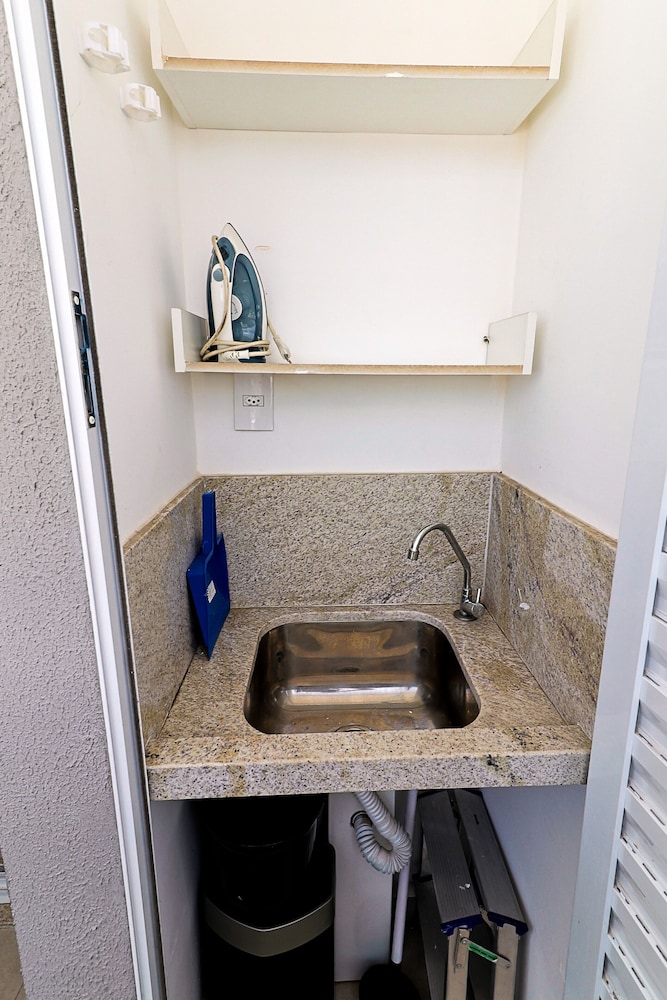 Studio Pet Friendly c Garagem e Varanda no Centro