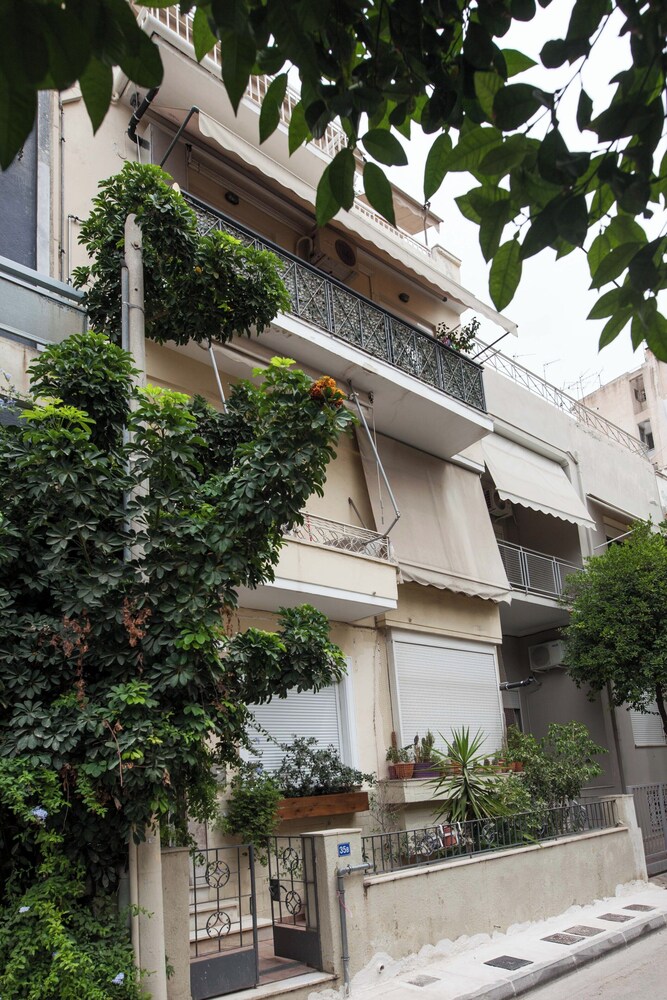 Classic Koukaki Living 2 Bd with Balcony