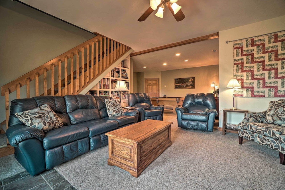 Hilltop Home w/ Panoramic Forest & Mountain Views!