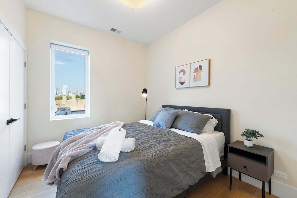 New 3bed 2bath Condo With Parking by United Center