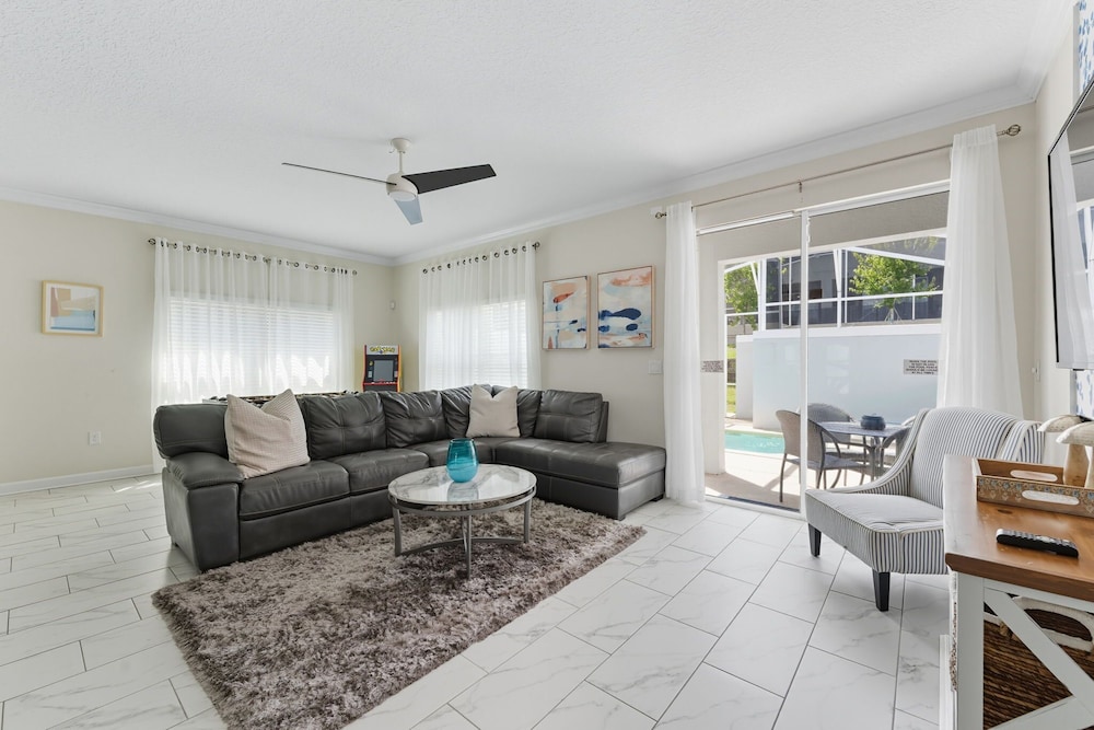Modern 5BR Retreat Pool Water Park More