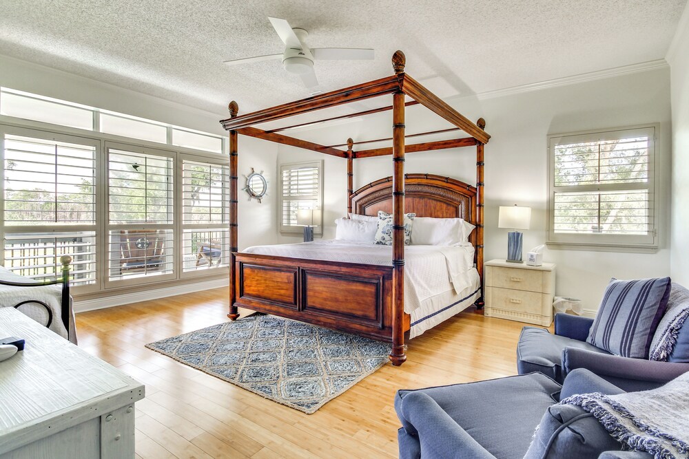 Pool, Fire Pit & Tennis Court: Gem in Bay St Louis