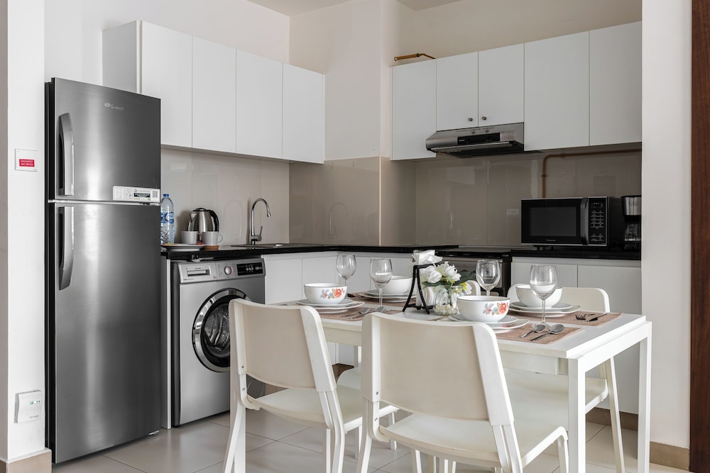 SIMPLY COMFORT Binghatti Gateway Family 2BR with Balcony, Close to Dubai Mall & Burj Khalifa