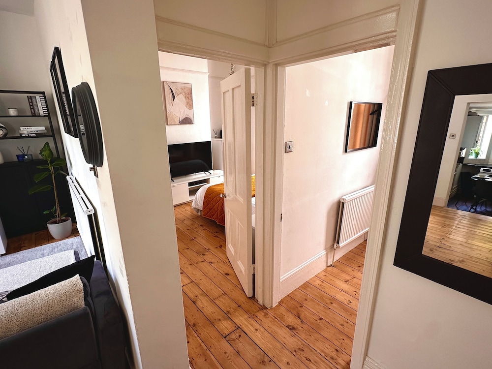 Fulham Tranquil 2BD King Bed Home w/ Parking & Gdn