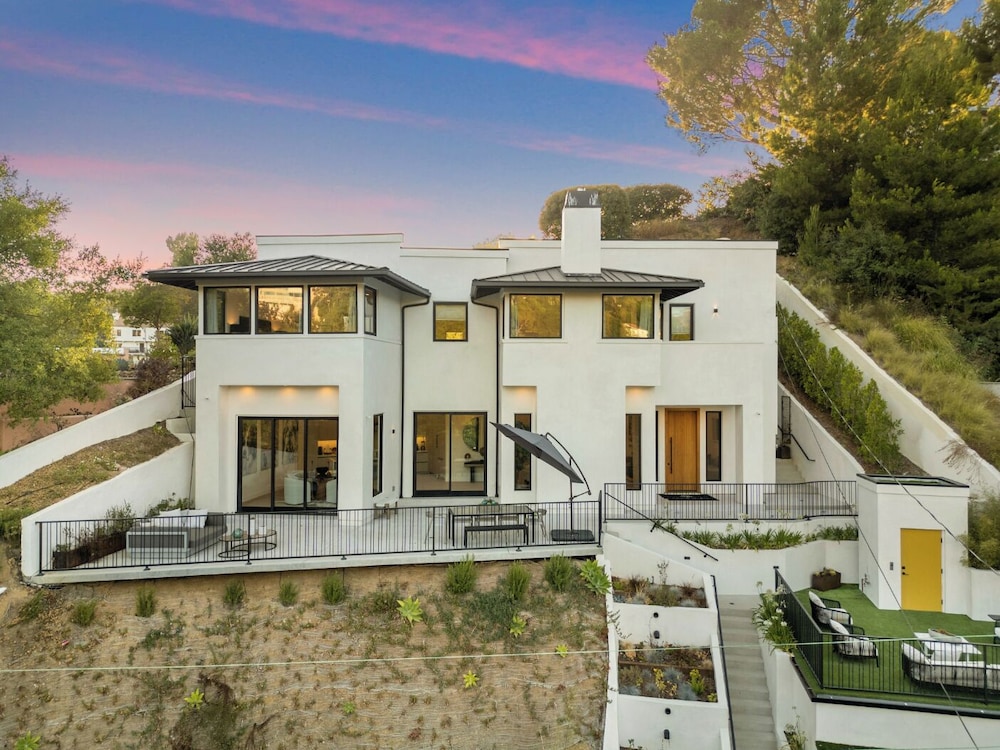 Belden Modern Villa - Iconic Hollywood Hills Retreat