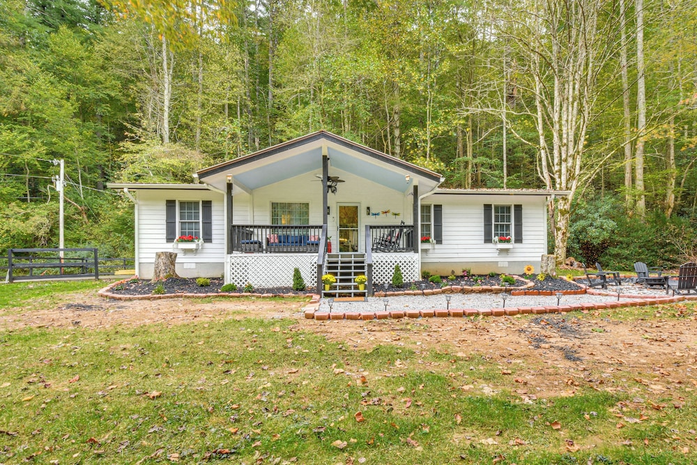 Creekside Cottage w/ Hot Tub: 8 Mi to Lake Chatuge