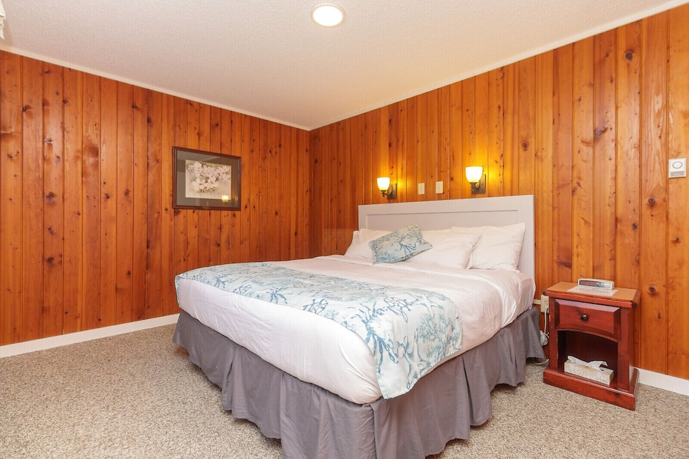 The Cedarwood Inn & Suites