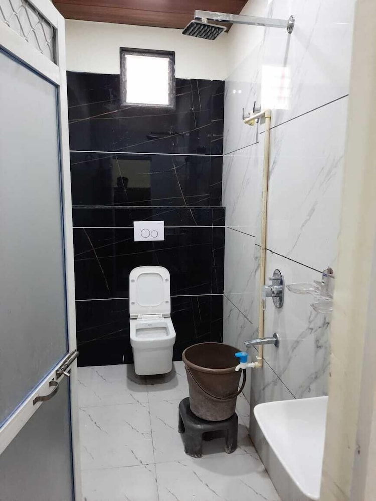 Hotel G R Inn near Temple & Rail Station