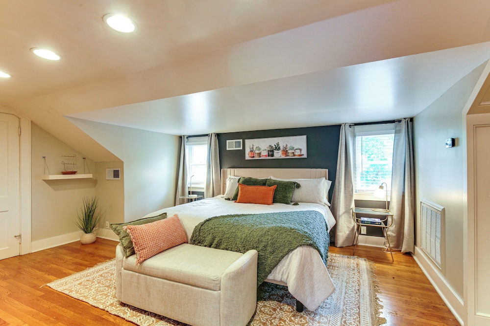 2 Mi to Memphis Zoo: Charming Home w/ Private Yard