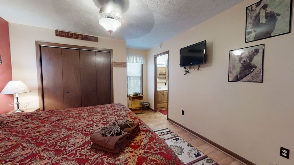 Mountaintop Hideaway 2 Bedroom Cabin by RedAwning view 5