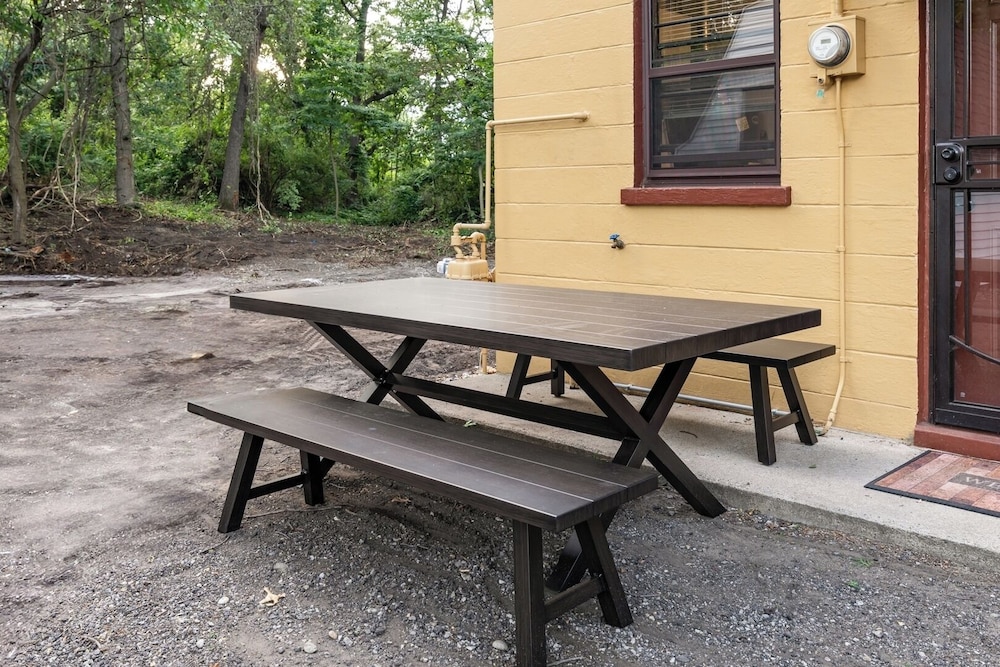 Spacious 3BR House With Firepit & Grill, Near Beach