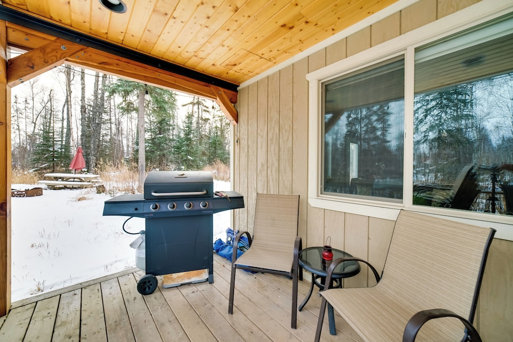 Denali Basecamp: Cozy Talkeetna Chalet w/ Fire Pit