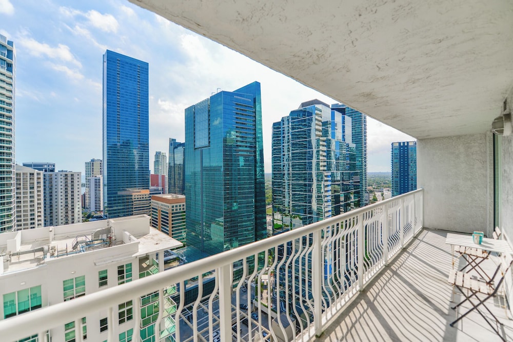 Sky High 31st Floor Condo W Parking