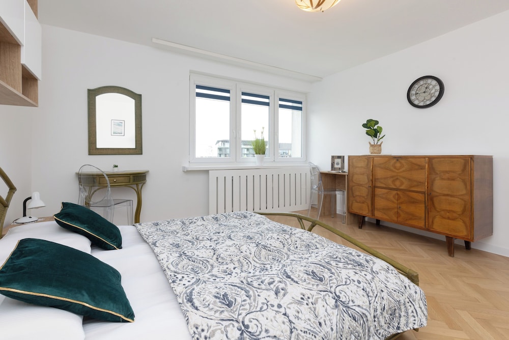 Warsaw Apartment Dobra by Renters view 4