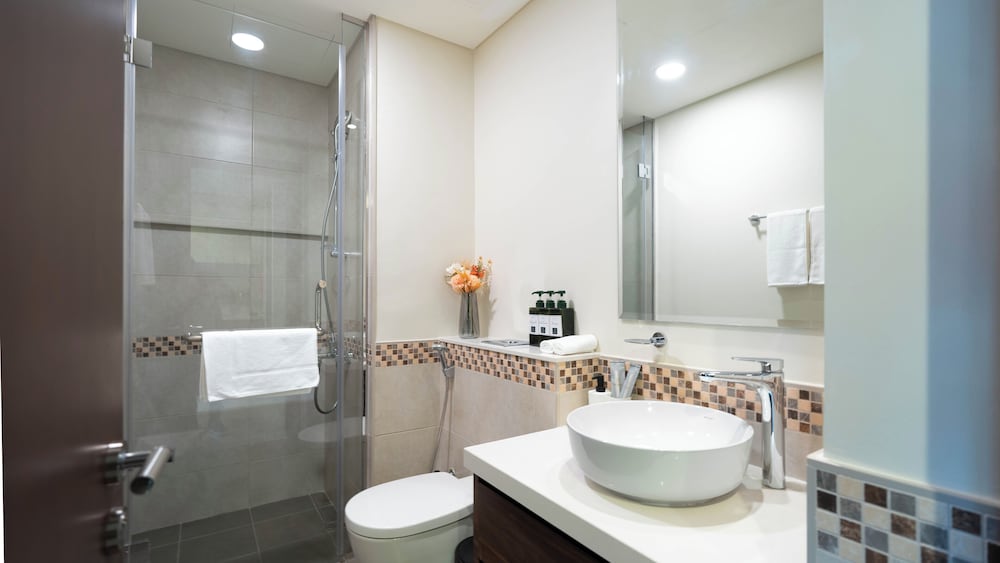 Keyrock Living - Lakeview Luxury Retreat