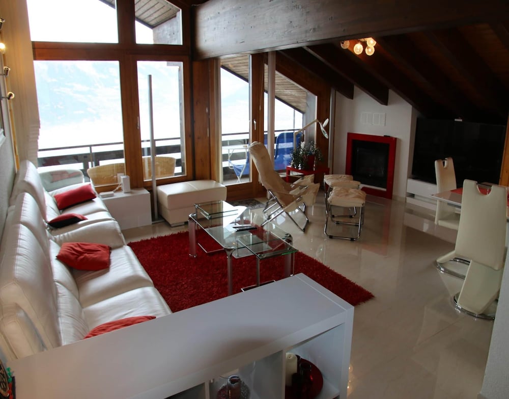Elegant Apartment With Patio in Hills