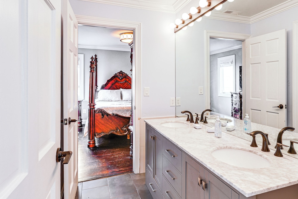 High-end Estate in Norwalk: Quiet & Spacious!