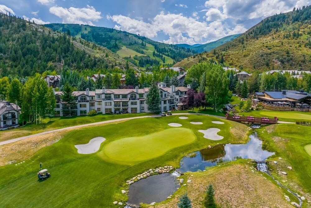 Stunning Renovated 2 Bedroom in Arrowhead Village! Studio Condo