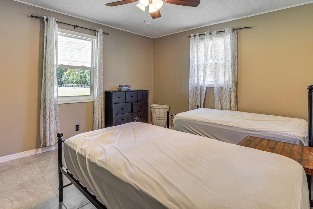 16 Mi to Wec: Horse-friendly Home on 5 Acres!