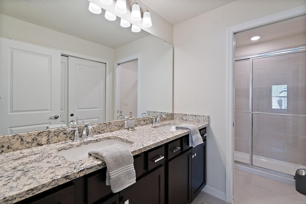 1232 Blue Island Dr