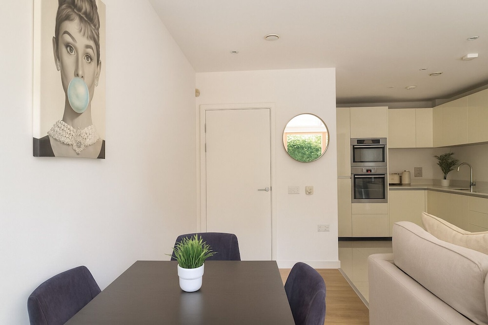 Modern 2-Bed flat in Mill hill Park