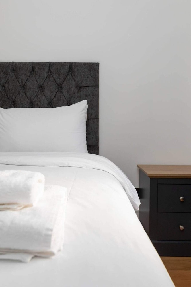 Contemporary 2 Bedroom Apartment on Columbia Road