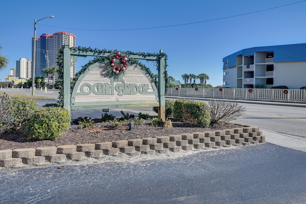 Walk to Beach + Pier: Myrtle Beach Getaway w/ Deck