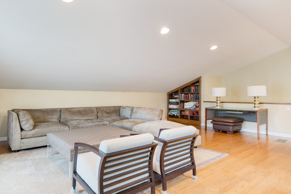 Sunny Pond by Avantstay Secluded Estate w a Private Pond Gym Movie Theater