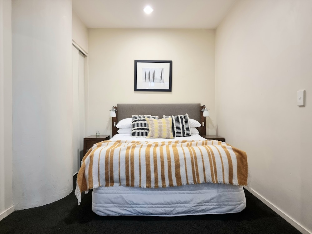 One Bedroom with Disabled Bathroom view 3