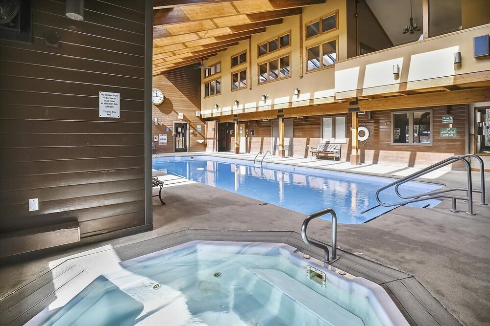 Mountainside  325a 3 Bedroom Condo by RedAwning