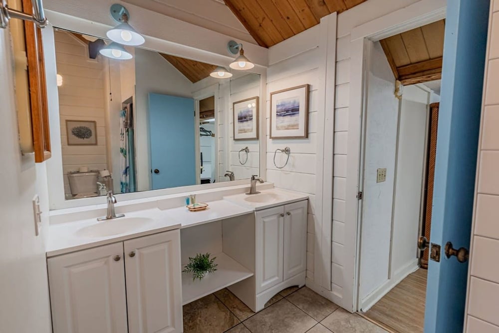 Pelican Beach Private Ocean Front Beach House- Sleeps 10 Bring Your Surf Boards