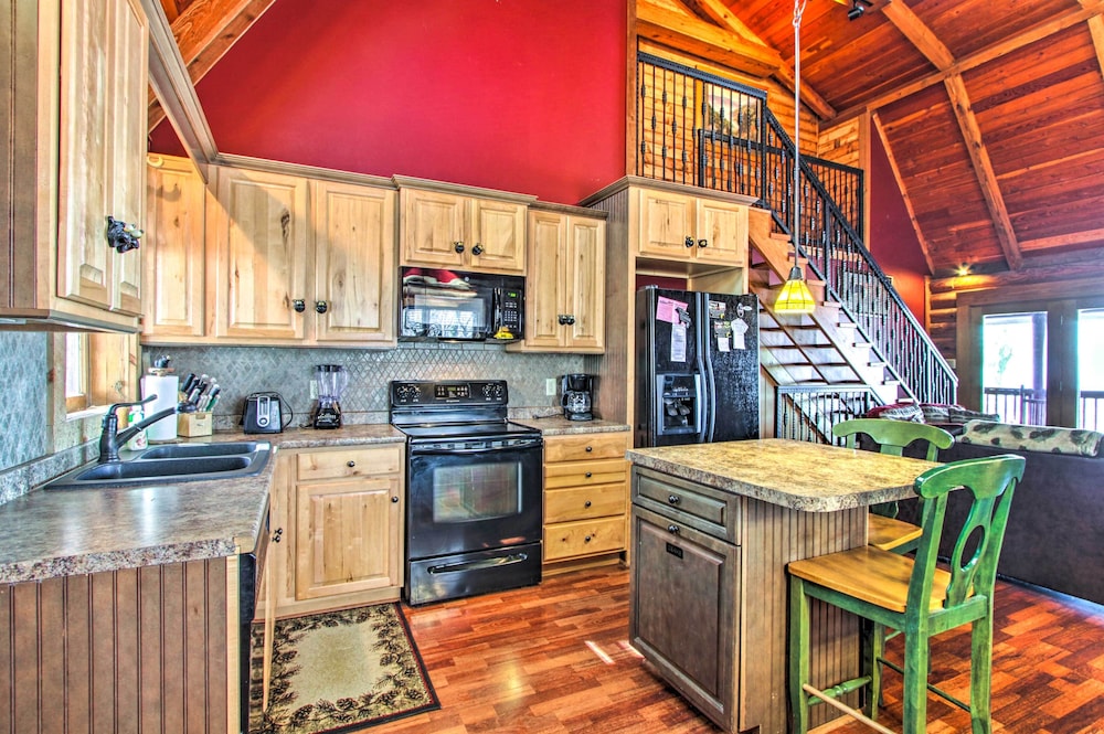 2 Mi to Ober Mtn: Hot Tub & Deck at Cozy Cabin!