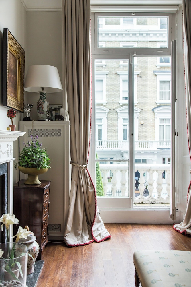 Harcourt Terrace II by Onefinestay