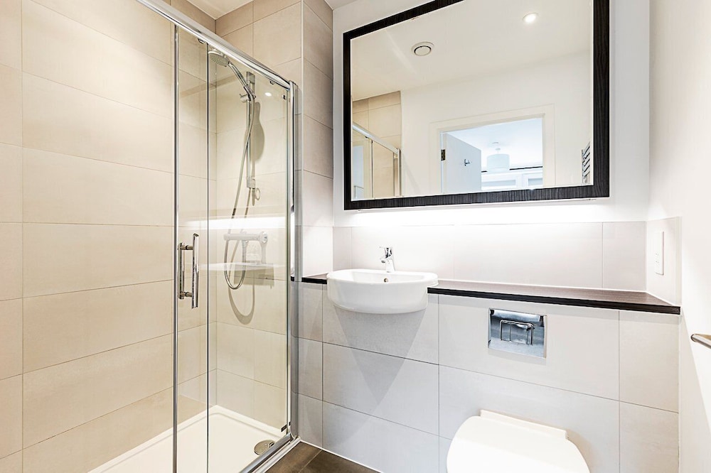 Modern 2-bed Flat With Terraces in Leyton