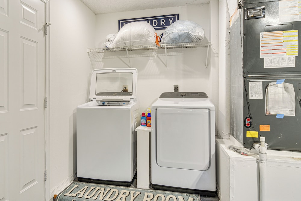 3 Mi to Clearwater Beach: Home w/ Patio & Grill!