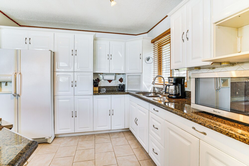 'love Lake Retreat w/ Hot Tub in New Richmond!