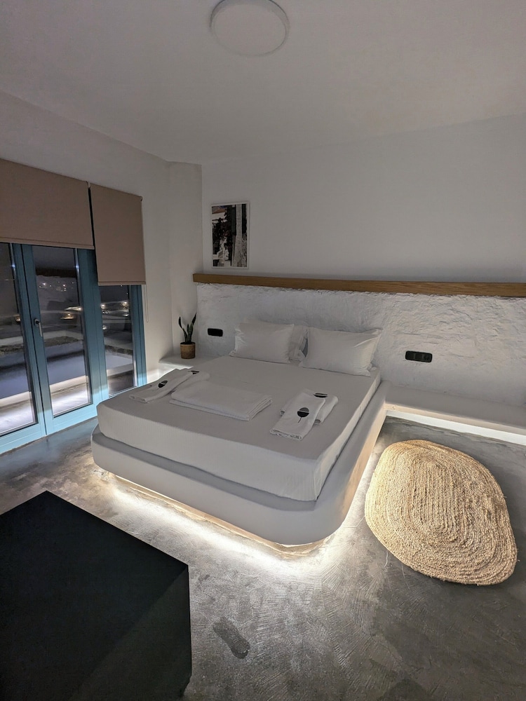 Thronos Suites