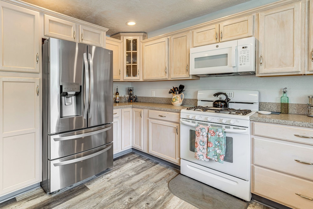3 Mi to Beach: Oregon North Coast Retreat