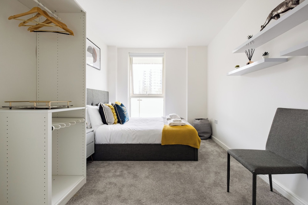 Sophisticated 2 Bed Flat with Balcony in Acton