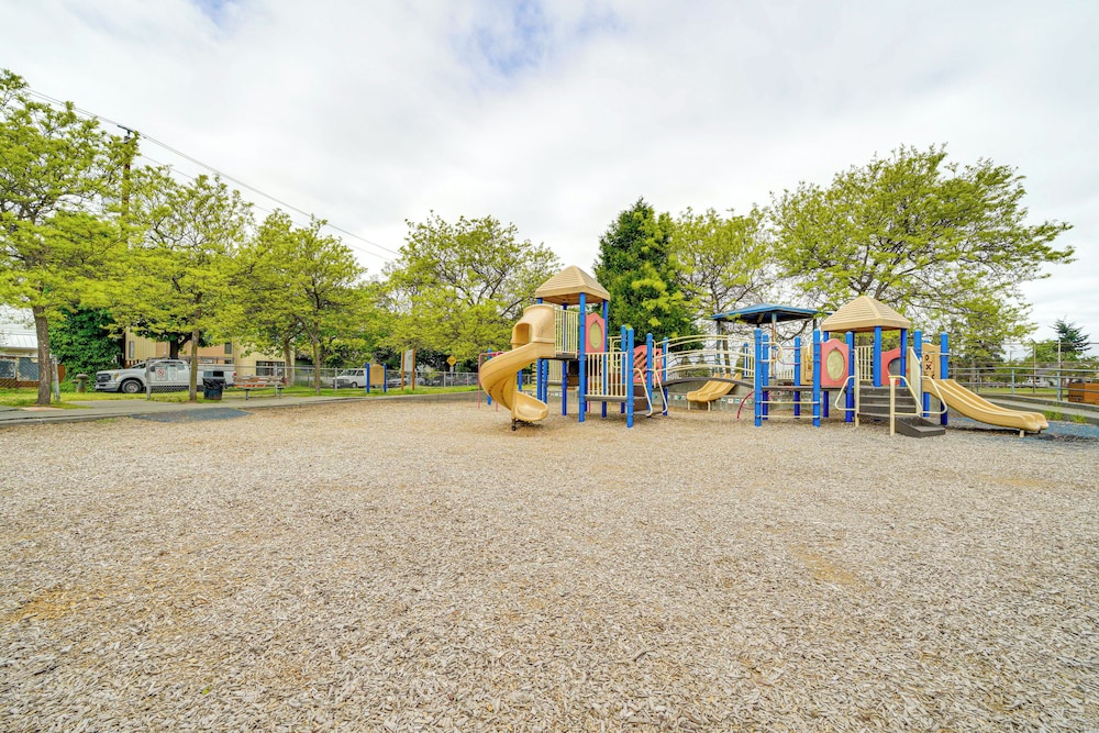 2 Blocks to Beach Park: Cozy Seattle Townhome