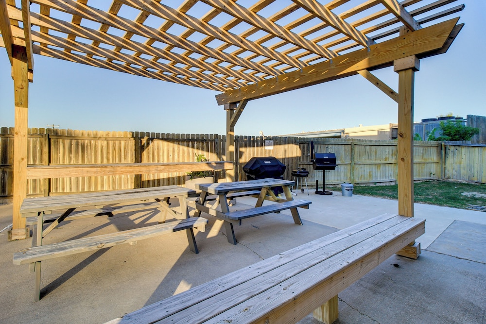Steps to Sand: Breezy Port Aransas Condo!